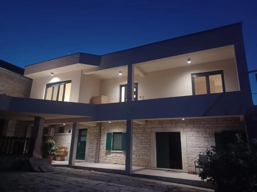 3 Bedrooms Apartment