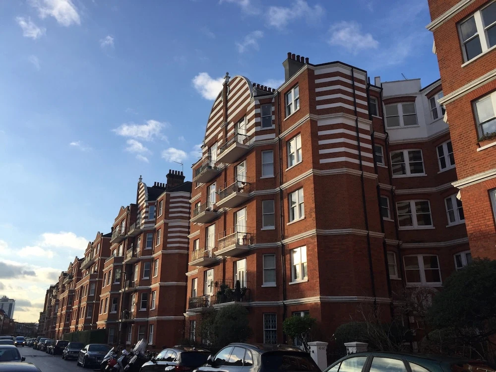 3 Bedroom Apartment by Battersea Park