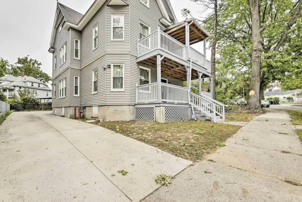 2 Mi to Downtown: Springfield Apt w/ Balcony!