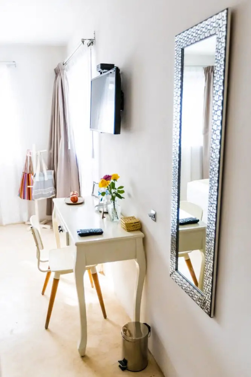 Deluxe Double Suite (full double bed)