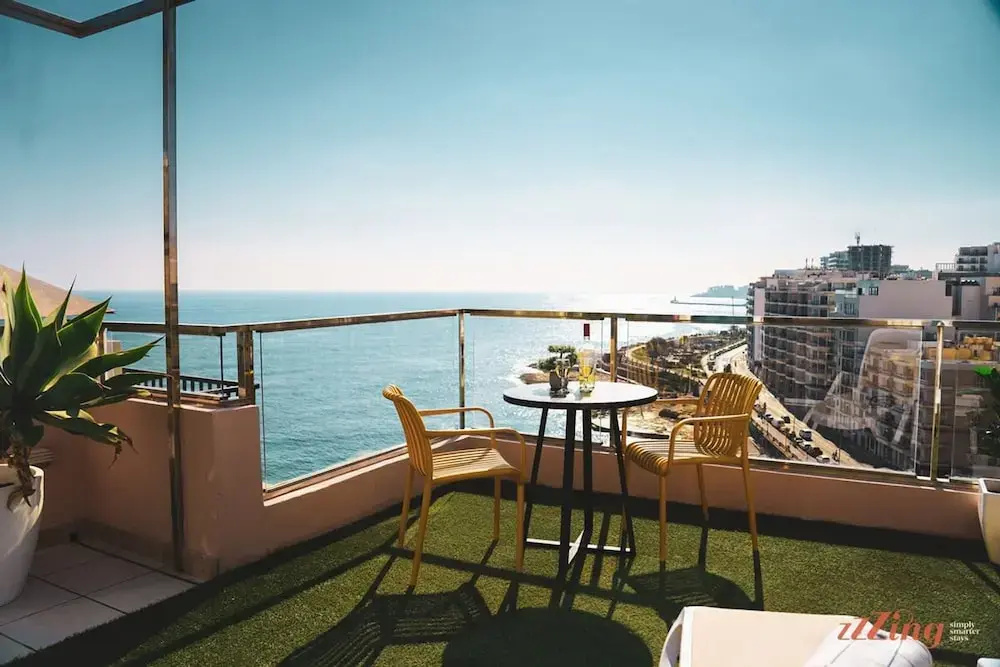 Gorgeous Seaviews From a Stunning Studio