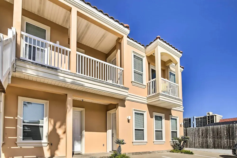 Texas Condo w/ Outdoor Pools - Walk to Beach!
