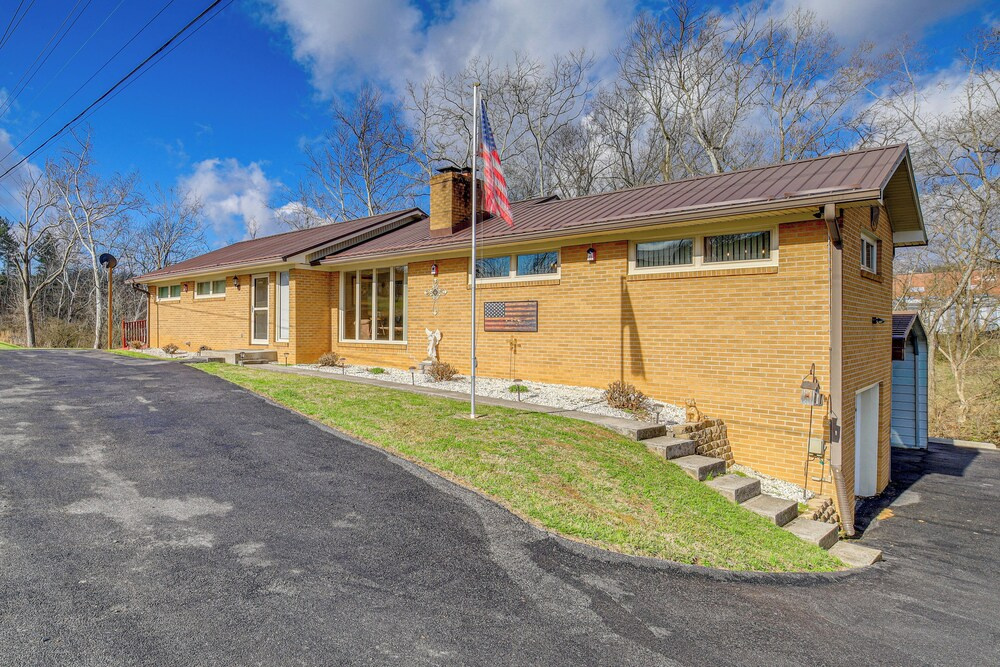 Bristol Retreat w/ Creek Access: 2 Mi to Dtwn