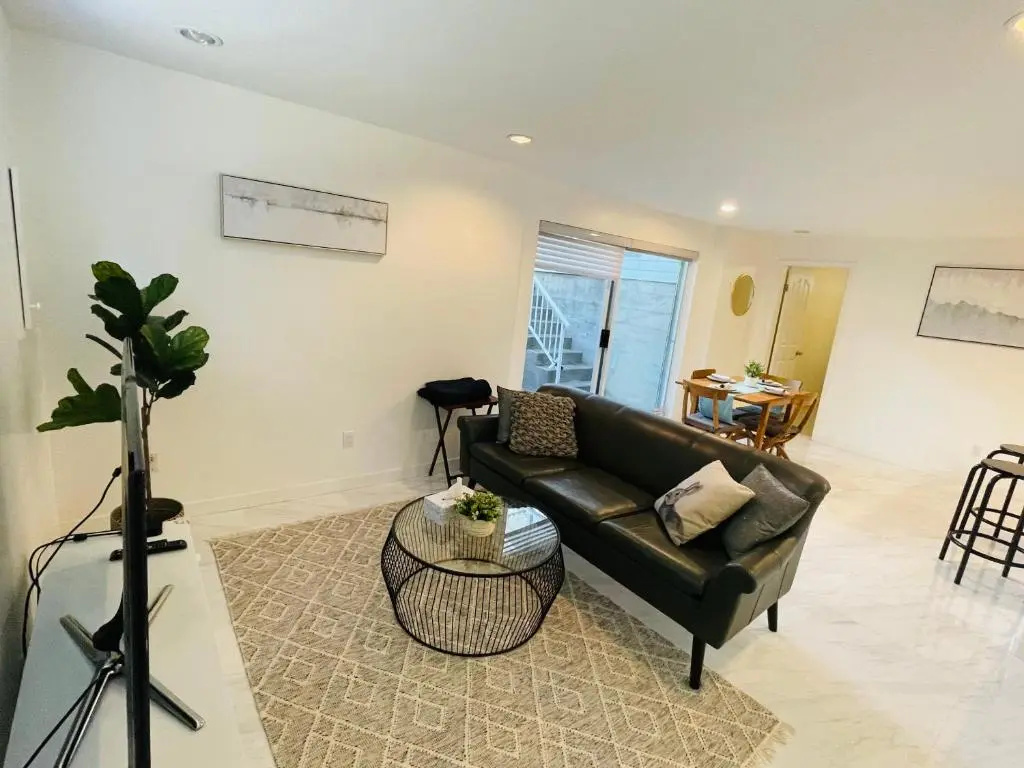 Adorable 2-Bedroom Basement in Vancouver