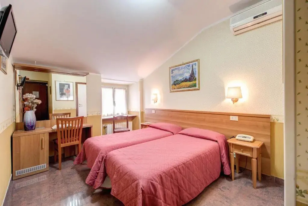 Double room (full double bed)
