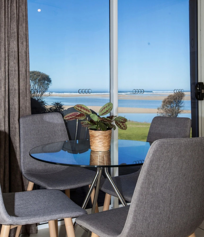 2 Bedrooms Apartment with water view