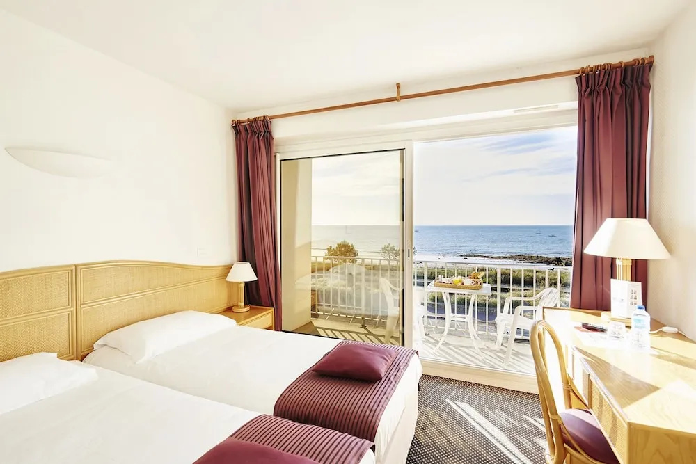 Classic Double room with balcony and with sea view (full double bed)