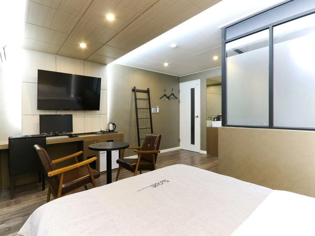 Deluxe Double room (full double bed)
