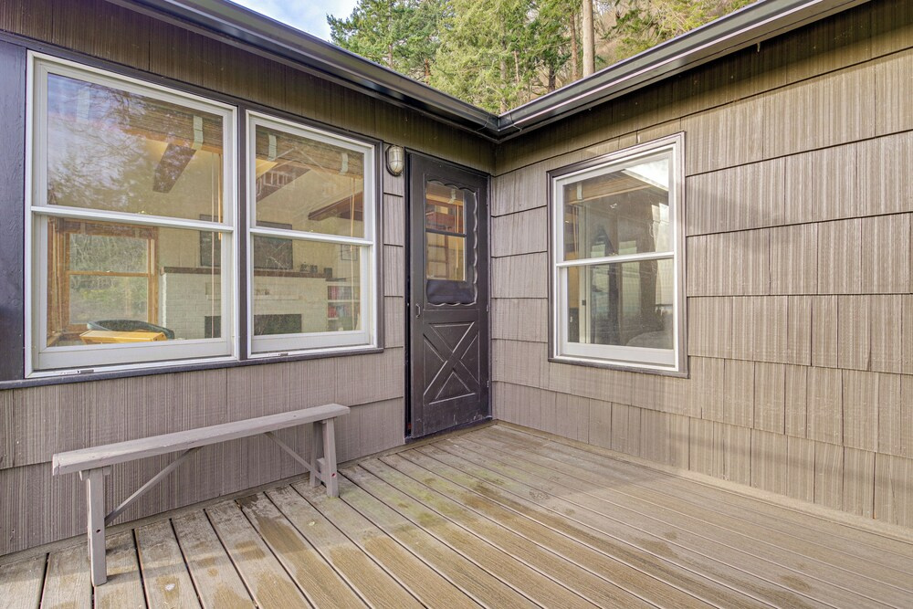 Private Beach & Views! Family Retreat in Freeland