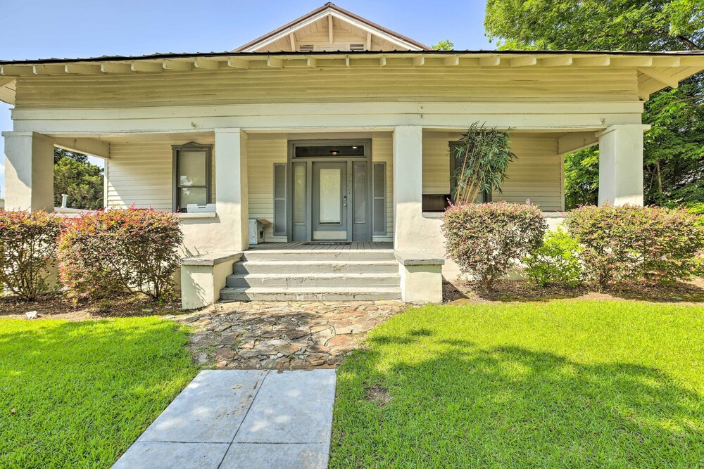 Quaint Leeds Studio w/ Yard ~ 18 Mi to Birmingham!