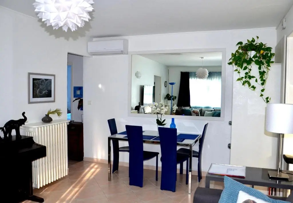 Apartment with garden view