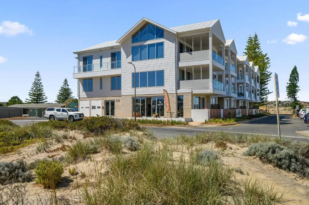 Hamptons by the Beach ~ New Apt 50m from the Sea