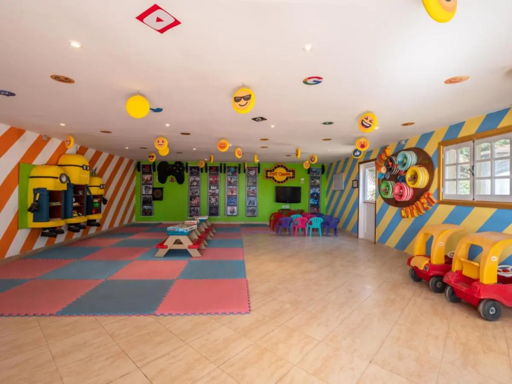 Fort Arabesque Resort, Spa & Villas: A colorful indoor playroom with soft floor mats, toys, and child-sized tables and chairs.