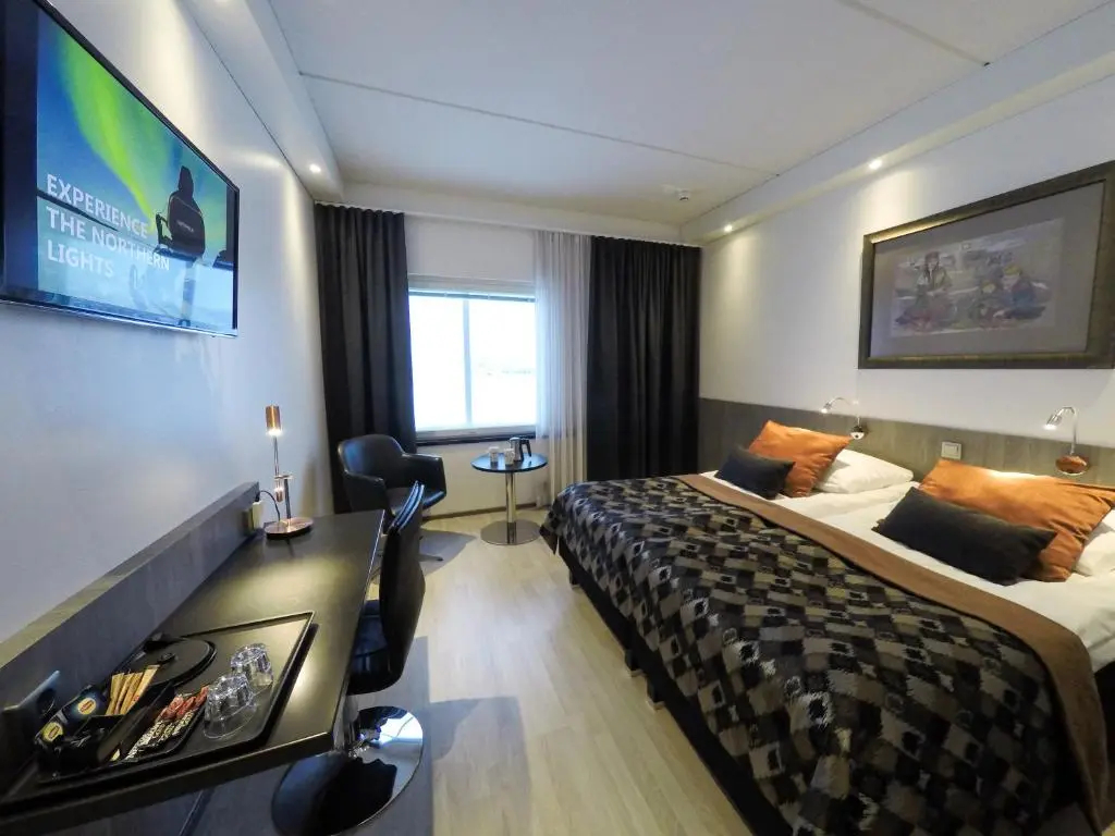 尊爵雙人房，可眺覽陸地景色，配備雙人床。