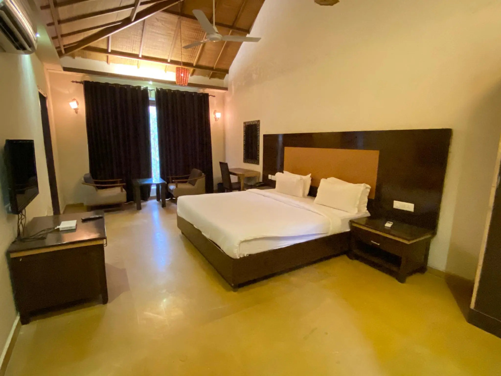 Standard room with pool view