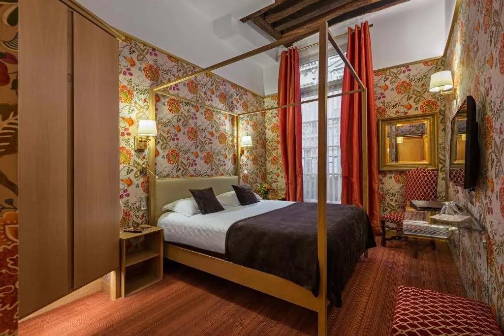 Canopy Bed Double room (full double bed)