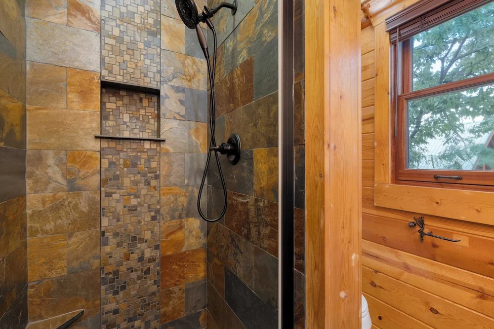 Big Bear Cove by Avantstay Hot Tub, Game Room, Fireplace + Smoky Mtn Views