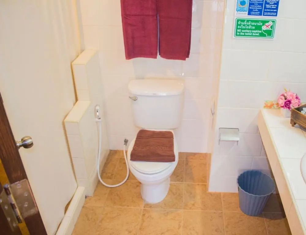 豪華雙人房，設有陽台及市景，配有雙人床。