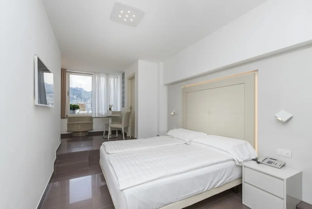 Standard Double Basement room with lake view (full double bed)