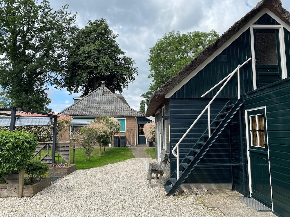 Cozy House with a Boat near Giethoorn & Weerribben Wieden National Park