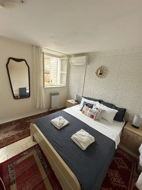 Deluxe Double room with city view (full double bed)