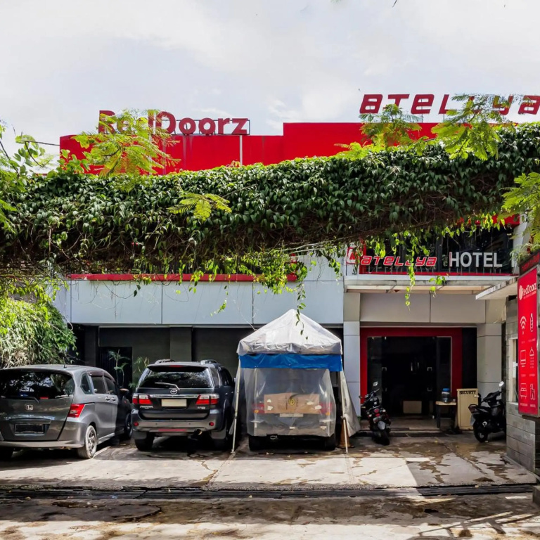 RedDoorz near Istana Plaza 2