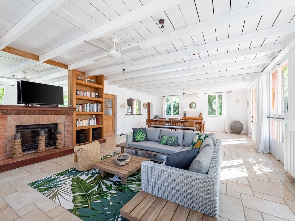 Lavish Holiday Home in La Croix-valmer With Swimming Pool