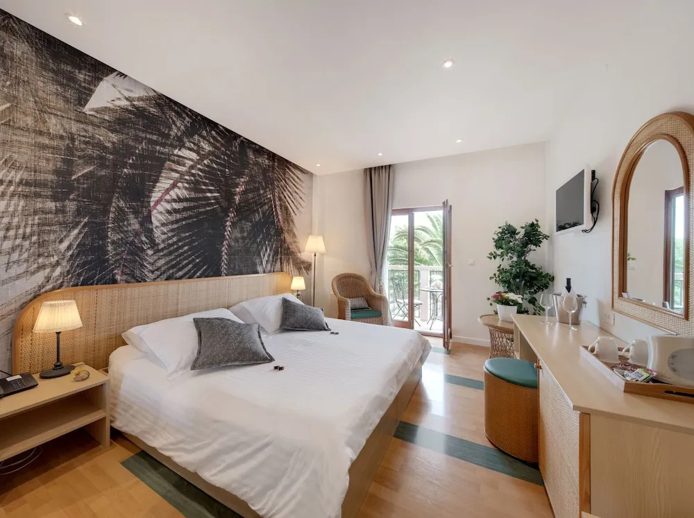 Superior Double room with balcony and with partial sea view (full double bed)
