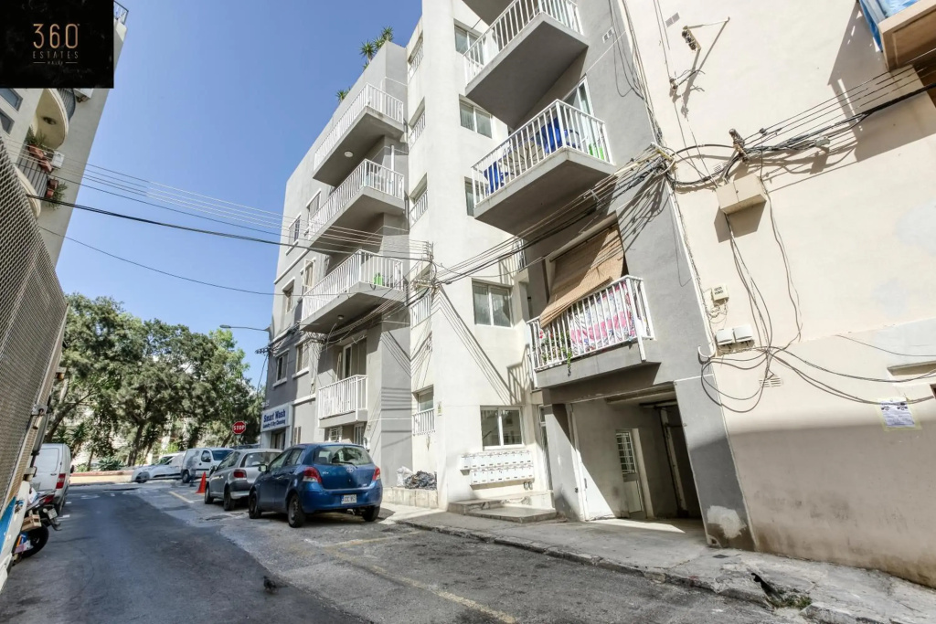 Spacious central 2BR, just off UNI & Hospital & WIFI by 360 Estates
