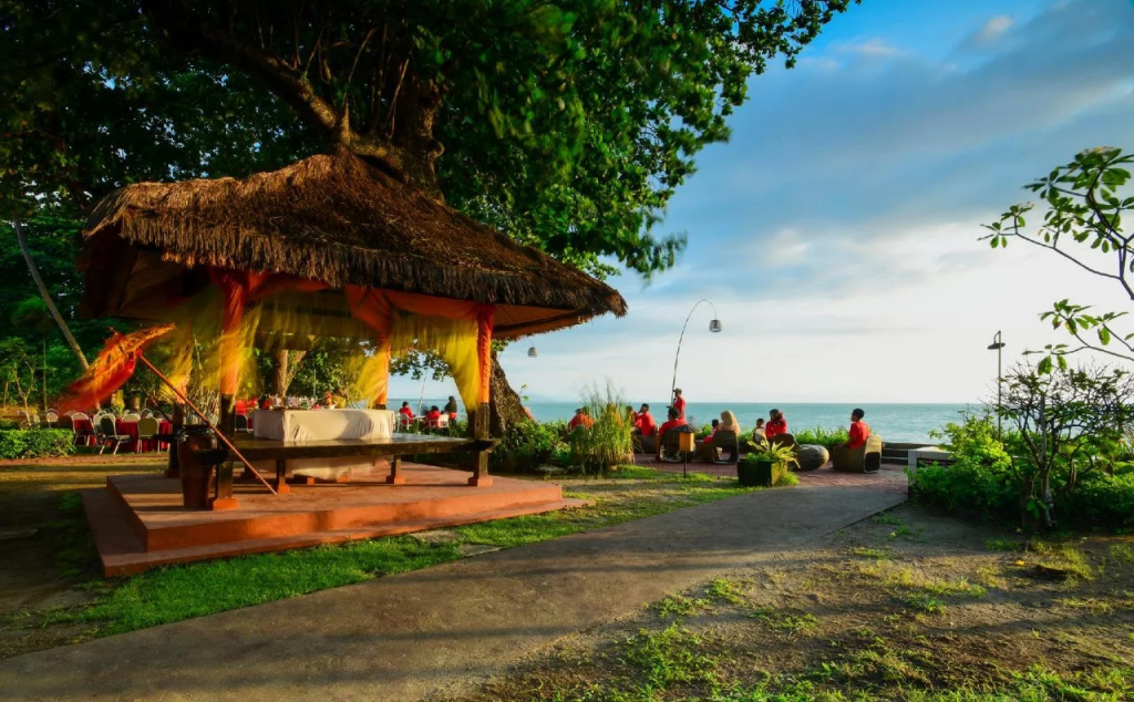 Beach & Waterfront