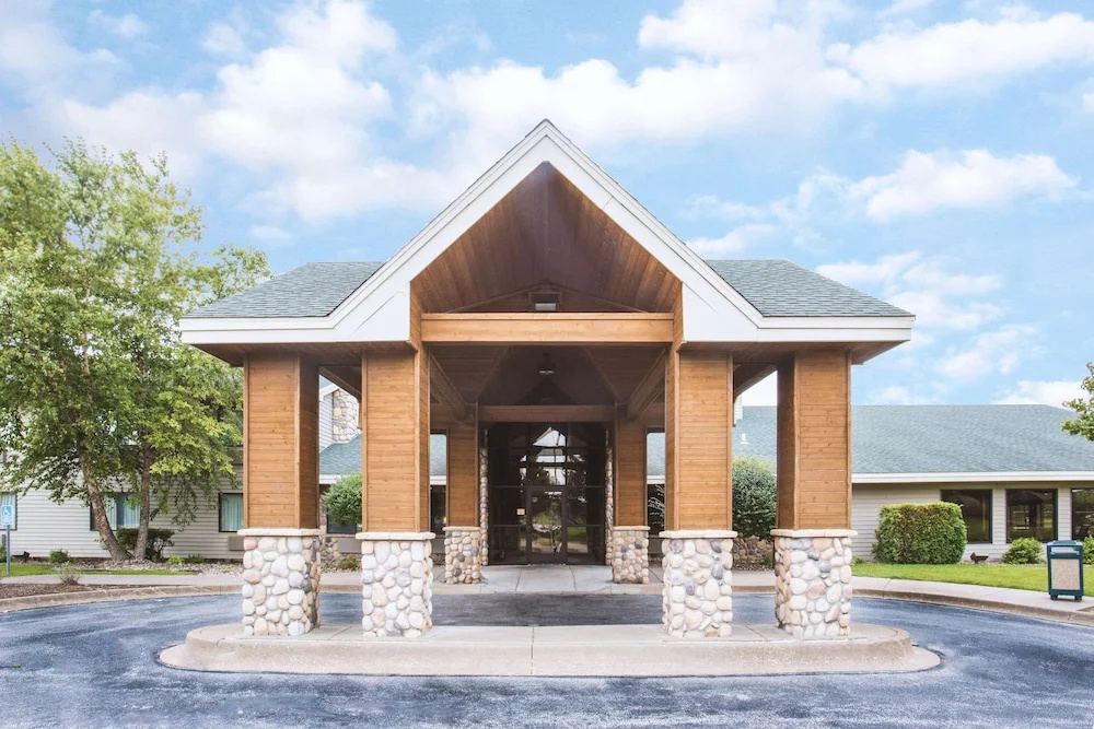 Crossings By Grandstay Inn & Suites Of Davenport/quad City