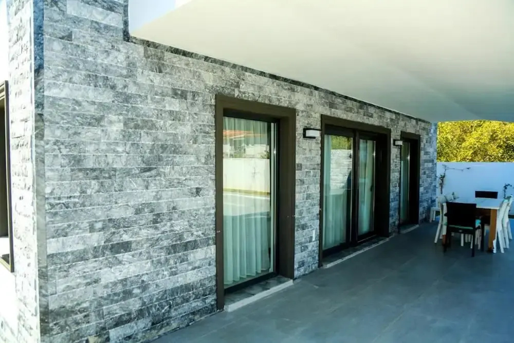 Villa-sleeps 8-parking-pool-bbq
