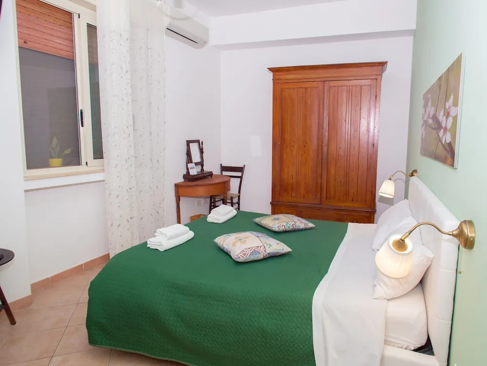 Deluxe Double room (full double bed)