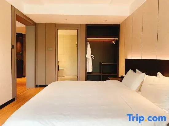 Double Family Suite with lake view (full double bed)