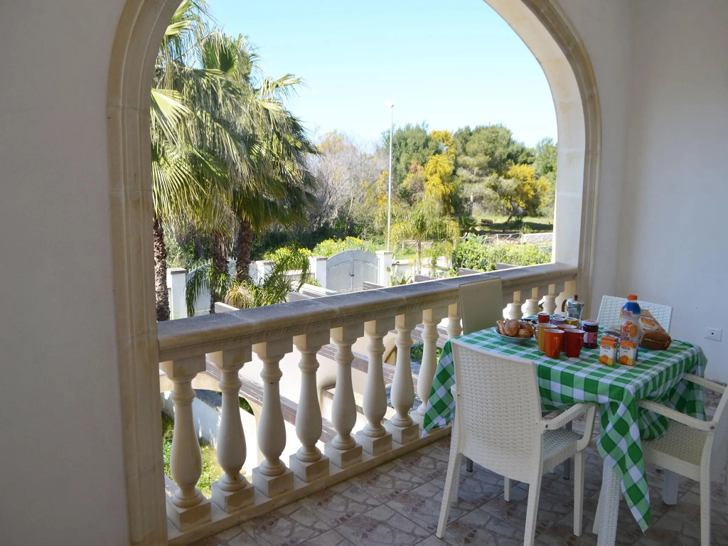 Air-conditioned Apartment Near The Beach With Spacious Balcony & Garden, Pets