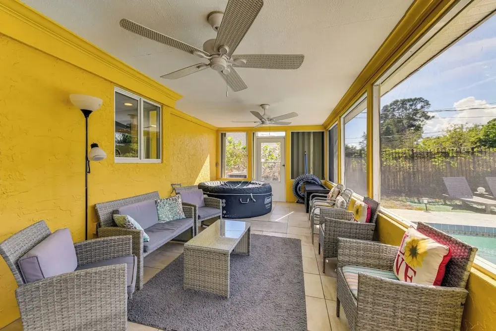 Beach Time + Pool Vibes! Port Charlotte Hideaway