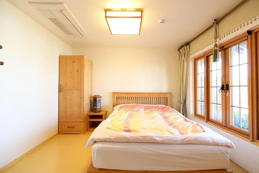 Deluxe Double room (full double bed)