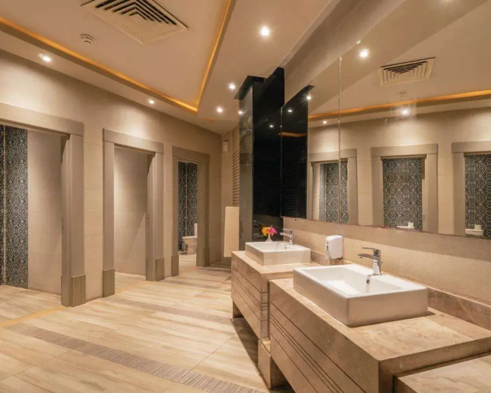 AMC Royal Hotel & Spa: Spacious bathroom with a double-sink vanity and ample counter space.