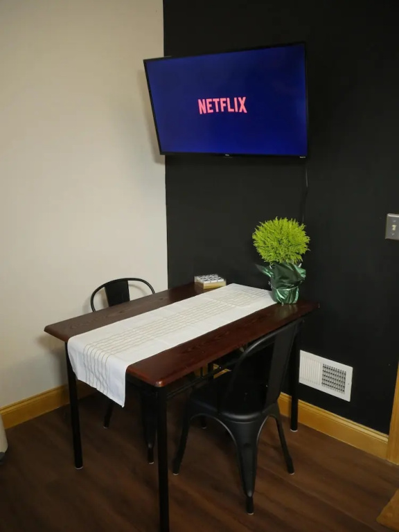 Central Downtown Queen Bed Walk to all Venues