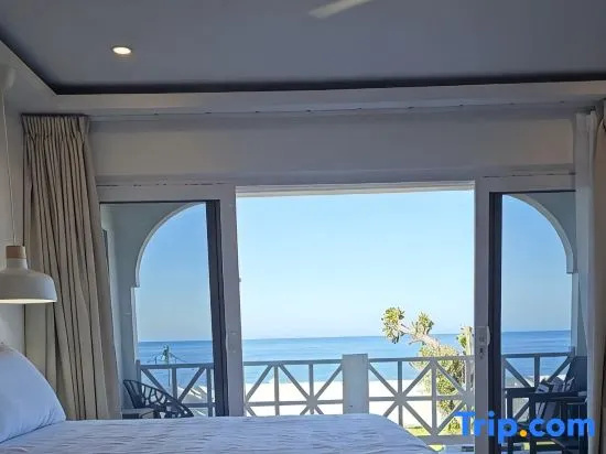Ocean Rhythms II- New, Stylish Oceanfront 888 Studio