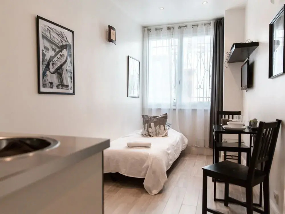 Montmartre Apartments - Léo Ferré