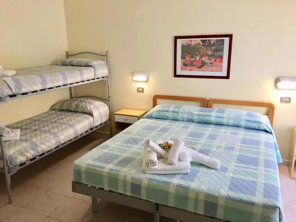 Standard Quadruple room with partial sea view