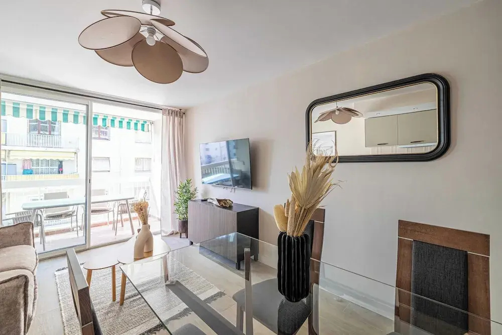 Voir la photo 5 — Sunny Getaway With Balcony and A/C in Antibes