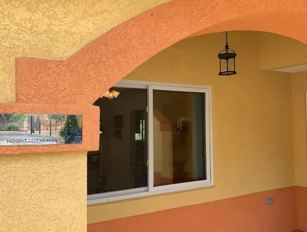 New 3-bed on Hip Strip, Beach access, Sleeps 8