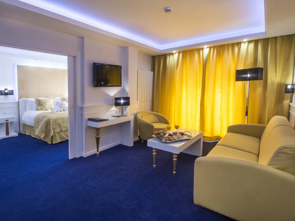 Royal Double Suite with balcony and with view full double bed