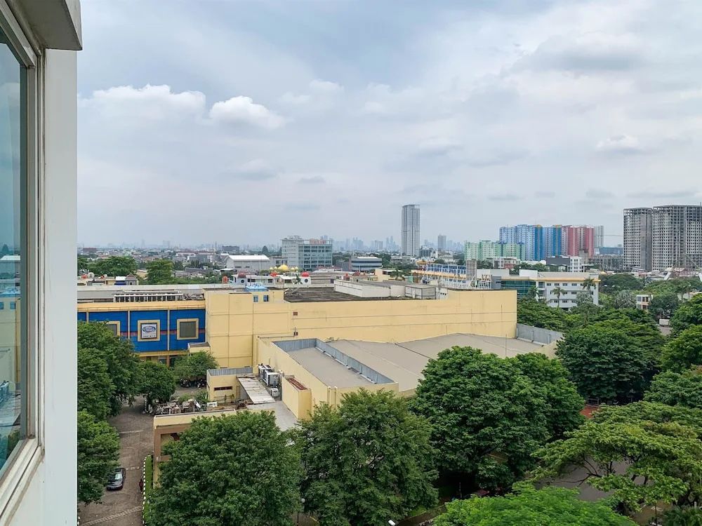 Nice And Strategic 1Br At Sky Terrace Apartment