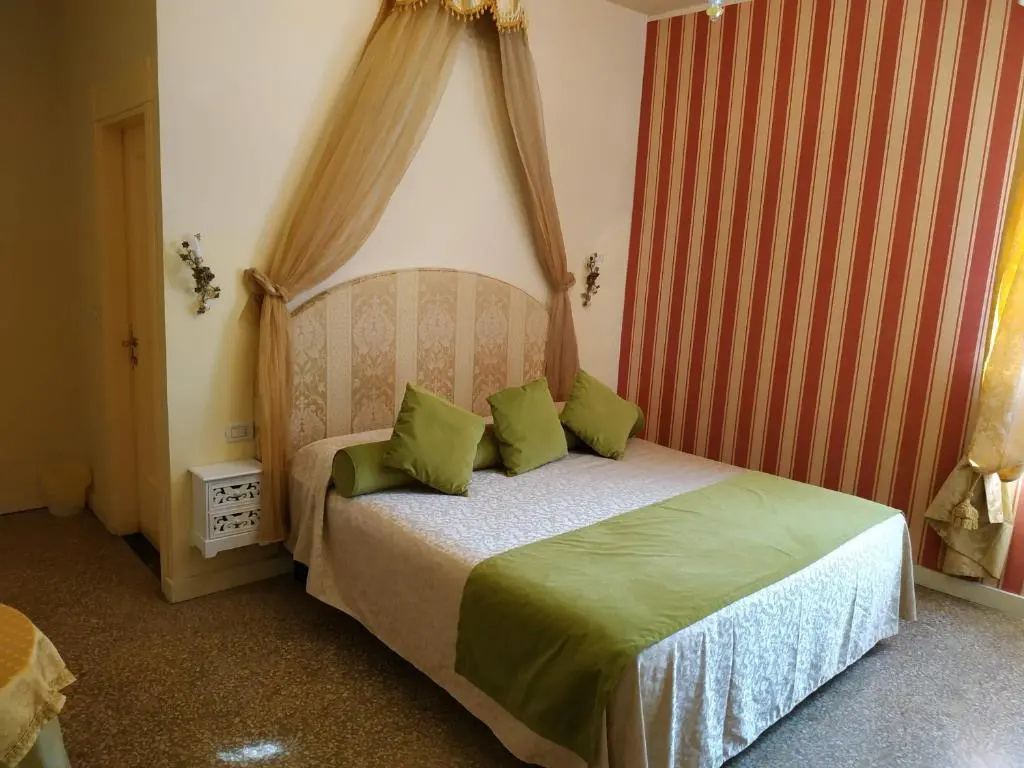 Standard Double room with canal view (full double bed)