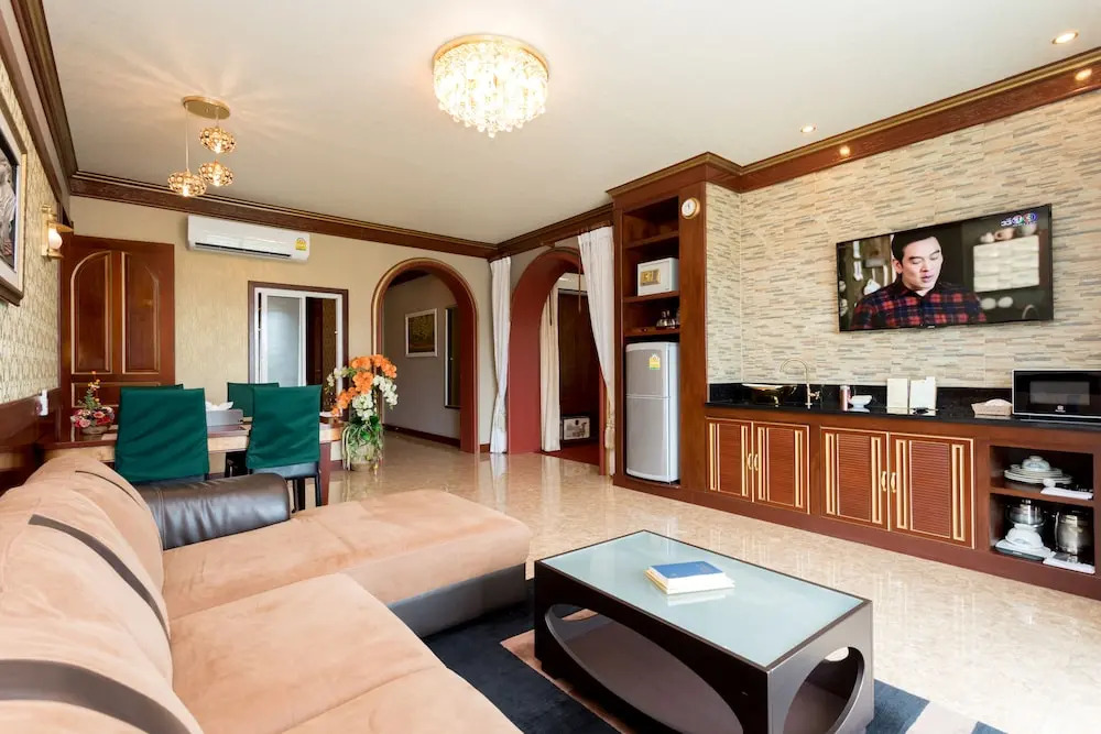 Одноместный люкс с видом на бассейн в Erawan Hotel