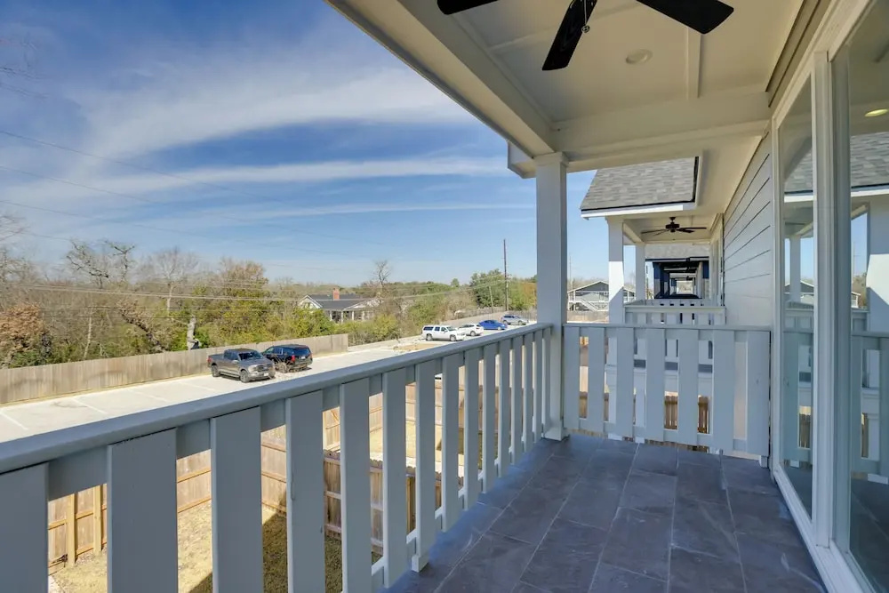 Walk to Restaurants: Modern Escape Near Kyle Field