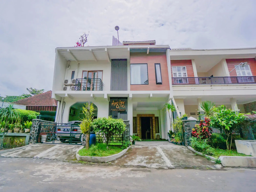 Angler Guest House Malang by OYO Rooms